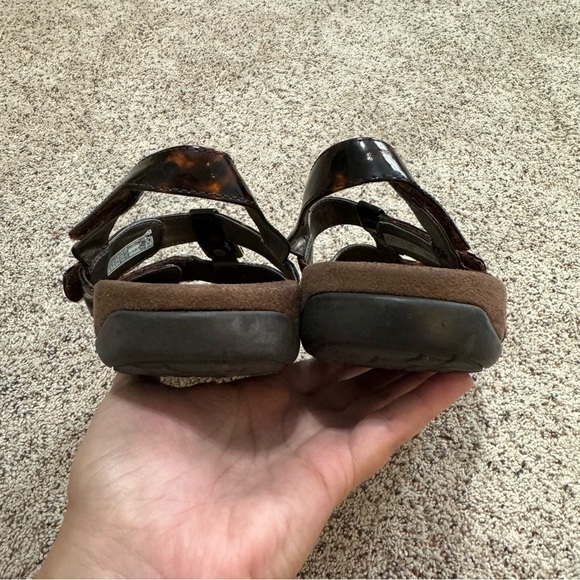 Vionic Amber Tortoise Adjustable Sandals—9 - Picture 8 of 13